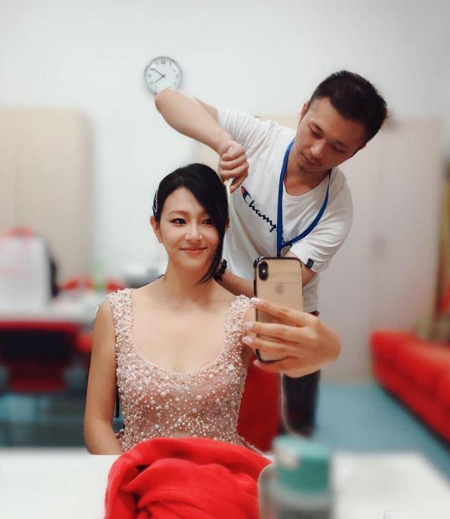 近日,女歌手李慧珍在其个人社交平台晒出两张美照,一张是演出前后台