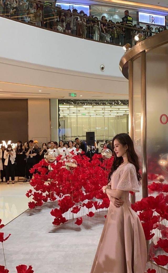 刘诗诗现身活动仙气十足,腹部平坦没有一点赘肉,生图真是绝了_吴奇隆