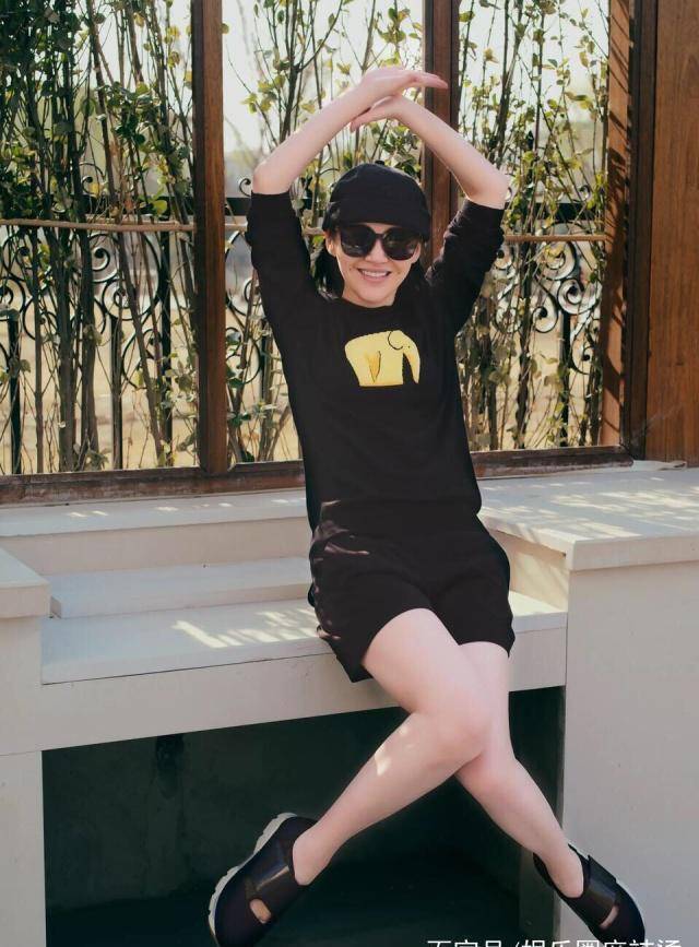 许晴现身泰国清迈,穿着打扮清凉,50岁的年龄还有"少女"的神态_生活