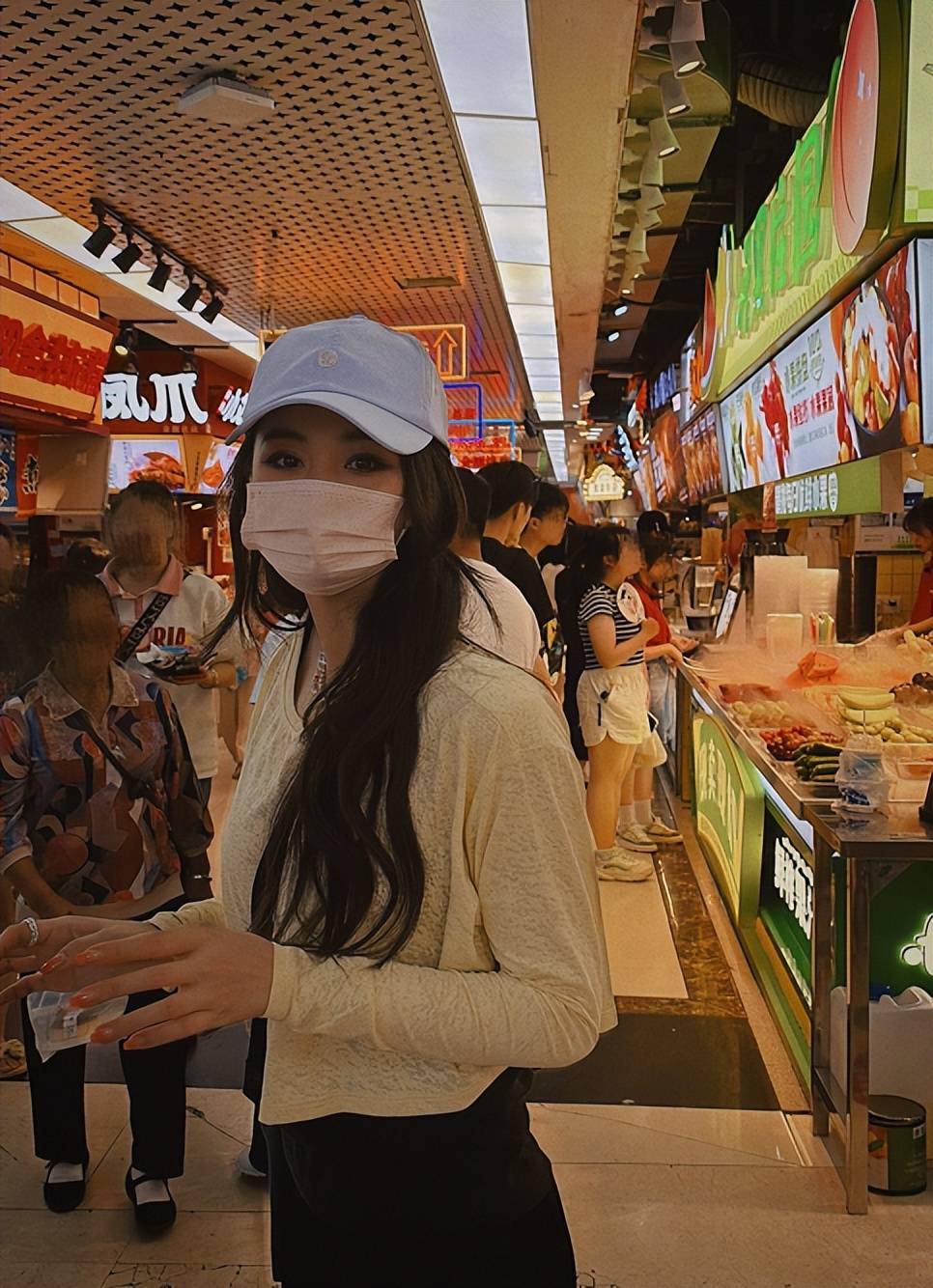 这2张照片一张是张馨予的最新个人生活照,照片显示张馨予夜晚到广州某