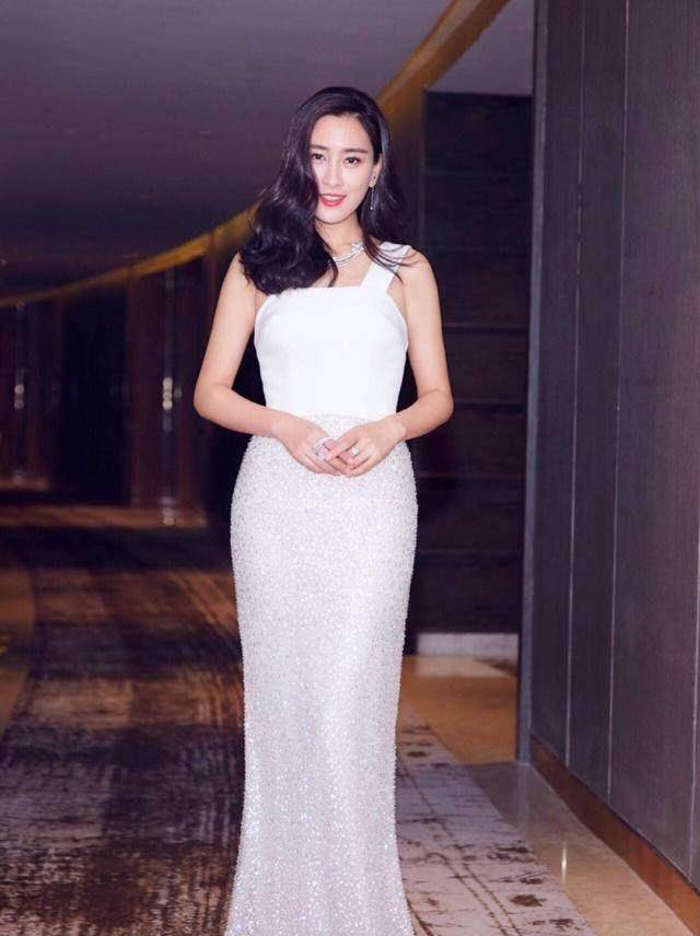 马苏身穿白色连衣裙,身段有点像美人鱼,前凸后翘好身材_的设计_时尚