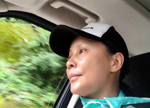 刘嘉玲自拍,却暴露自身小缺陷,原来这才是53岁女人的真实素颜!