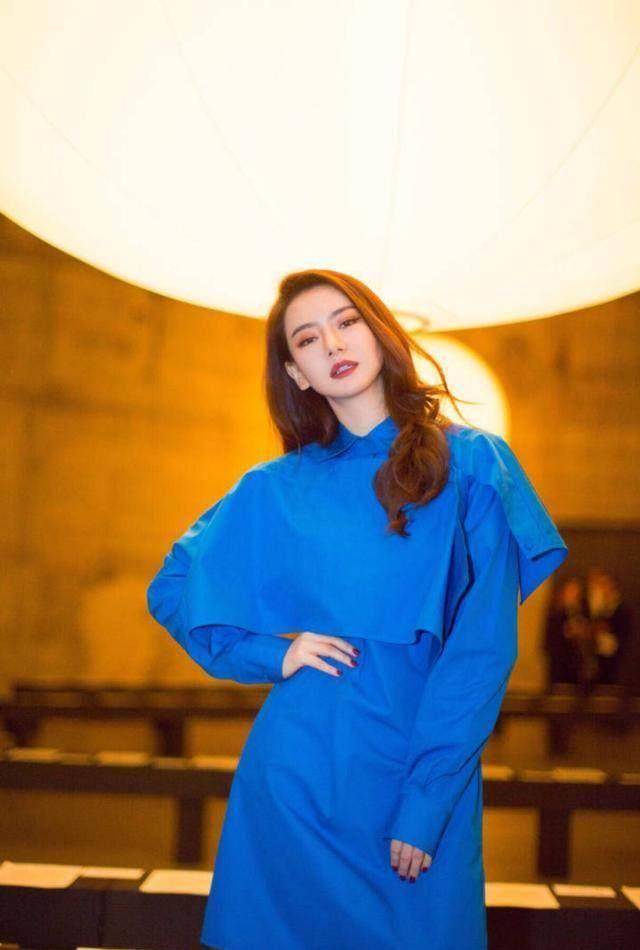 戚薇这一身蓝色穿的,满屏大长腿外加国际范儿_人们_的设计_色调