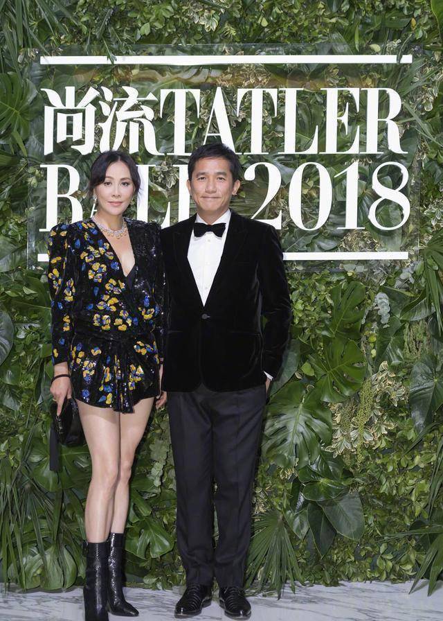 梁朝伟去医院也时髦,卫衣配牛仔裤坐货梯像路人,体弱扶着墙根走