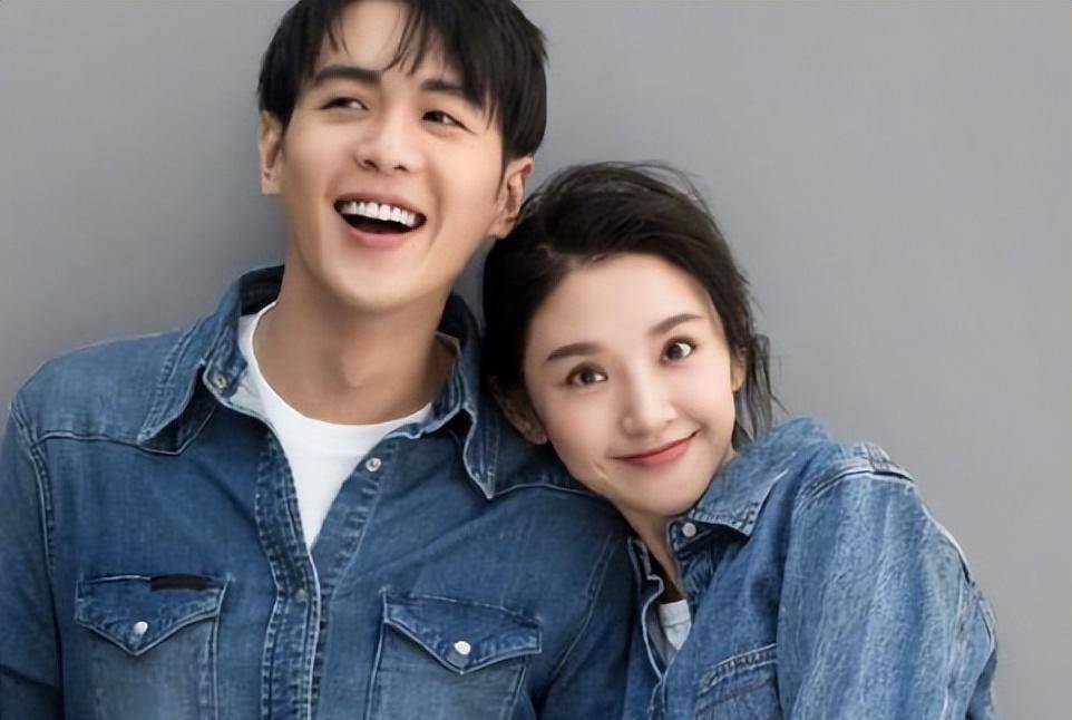 唐艺昕夫妇同遛娃,张若昀抱娃不松手化身女儿奴,2岁女娃像妈妈_孩子