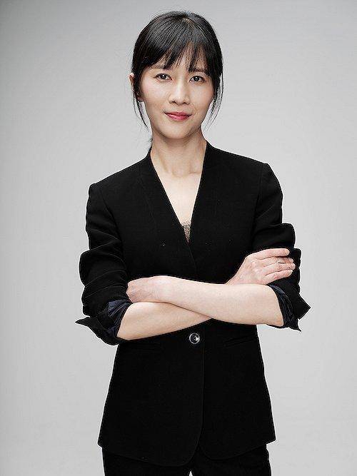 papi酱"软饭"翻身记:从一无所有到资本主义掌权,她比想象的可怕_大学