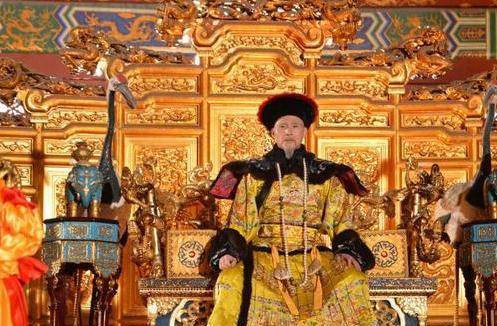 乾隆禅位嘉庆,太上皇与皇帝并存,大臣左右为难之际乾隆发火了!