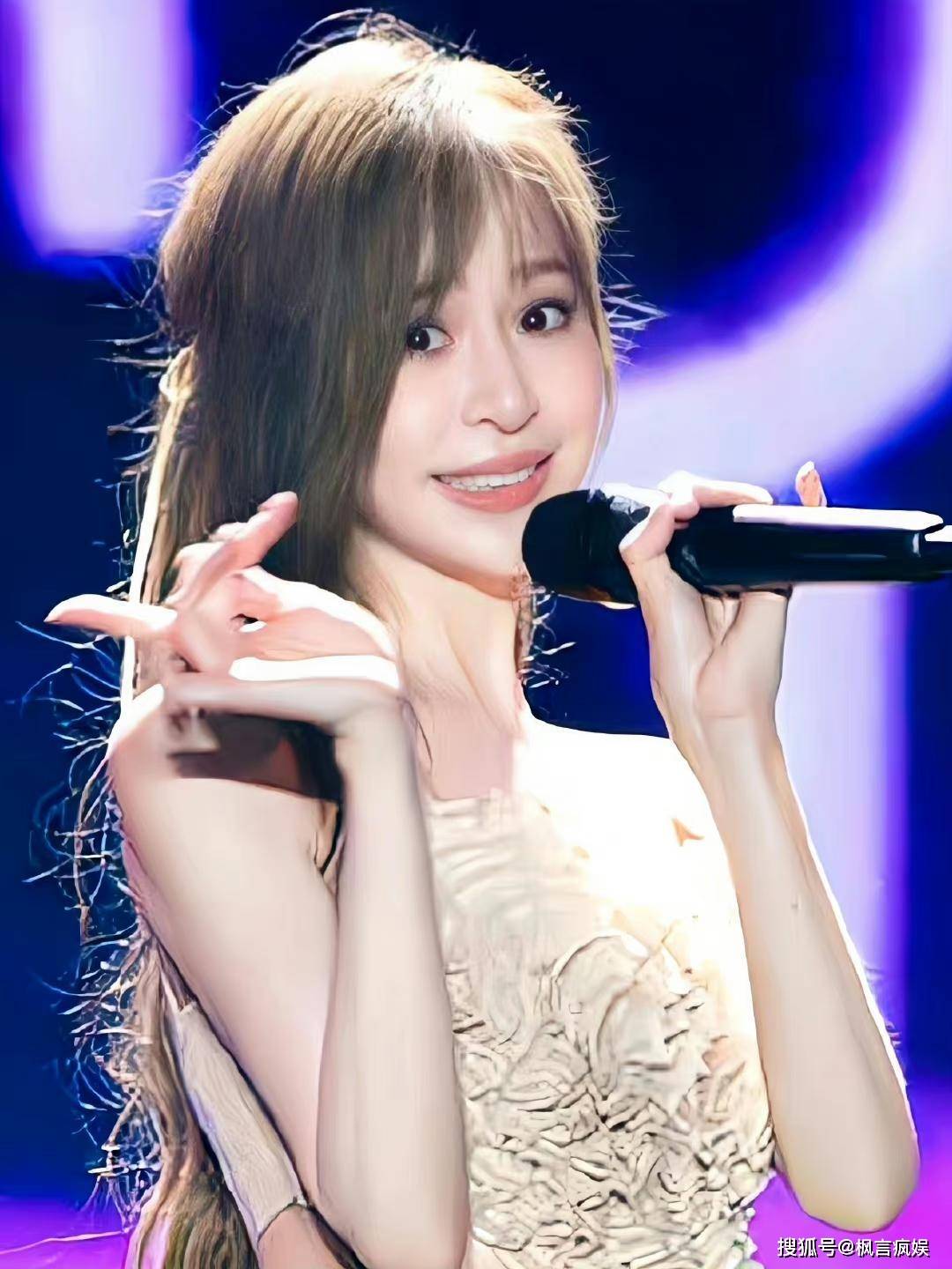 王心凌三亚之夜:"老阿姨"年龄少女的皮囊,穿"肉色皮裙"真甜_造型_短裙