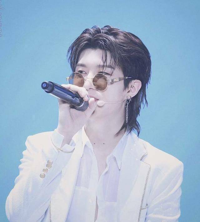 同样是鲻鱼头造型蔡徐坤可爱,易烊千玺成熟,最好看的是他!