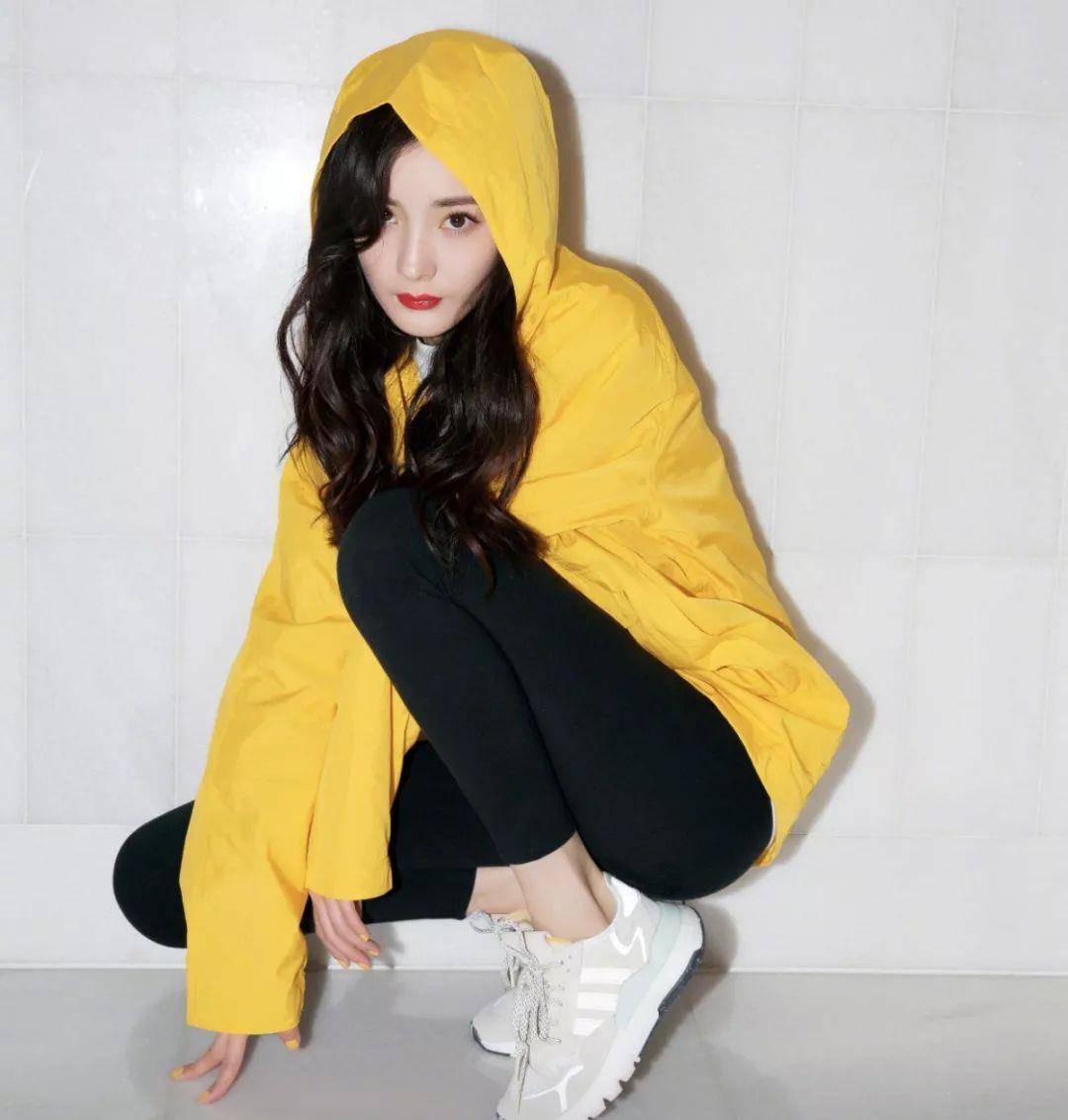 杨幂带火了一种穿法,叫"卫衣 无痕裤",时髦有范,谁穿谁美!