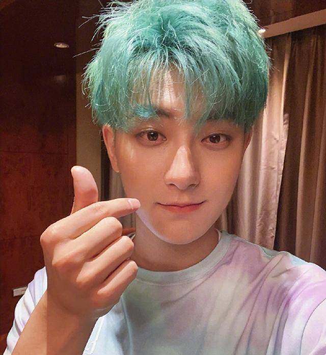 之前黄子韬就多次在自己的社交平台上面晒出不同颜色的玩具熊手办,有