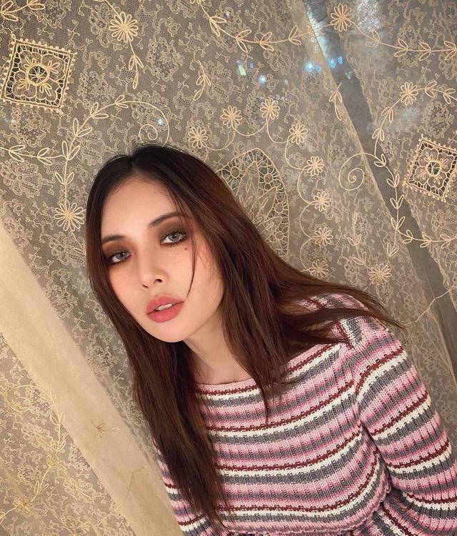 泫雅带红彩虹风后,还想带红熊猫妆,穿搭素净真不像是小野马_饱和度