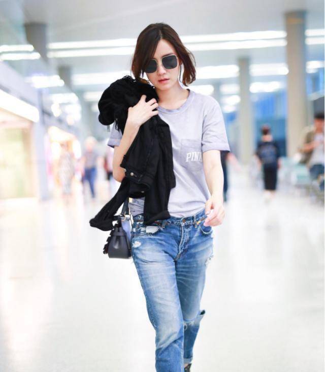 39岁宋佳t恤搭配牛仔裤走机场