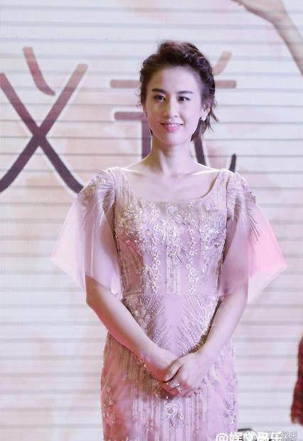 黄圣依产后复出狂秀美背,褪去清纯羞涩越发风韵迷人_孩子_什么_显得