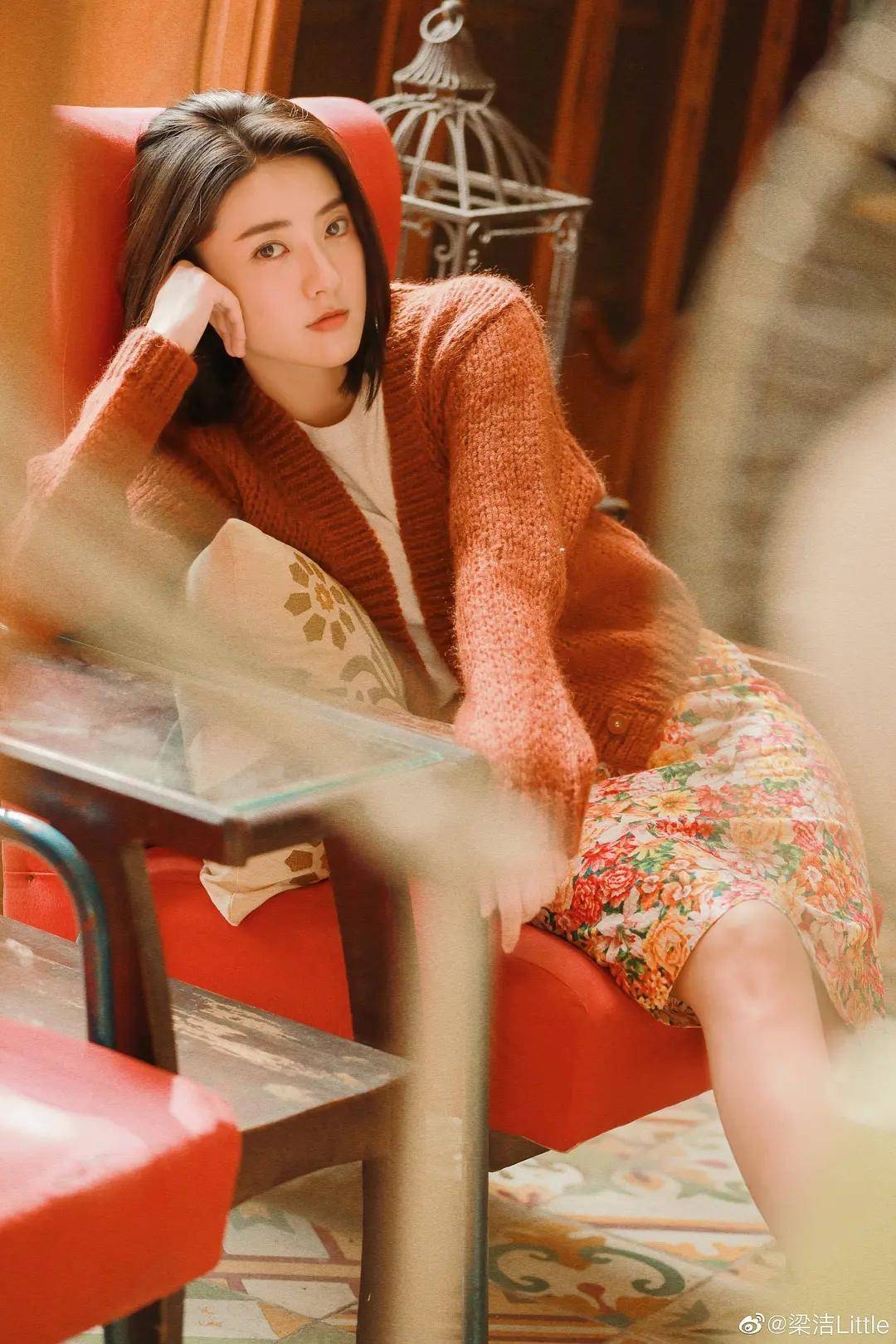 作品播放量超130亿,实绩比赵露思还强,90后小花里她却排不上号_梁洁