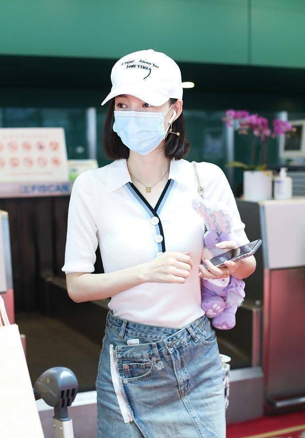 王丽坤紧身衣配牛仔裙,清爽时髦,无"料"可秀也高级_裙子_时尚_牛仔裤