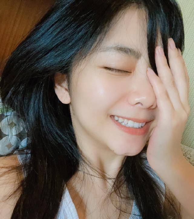 谭松韵晒素颜照,镜头怼脸拍的颜值,以为做了半永久_女生_少女_状态