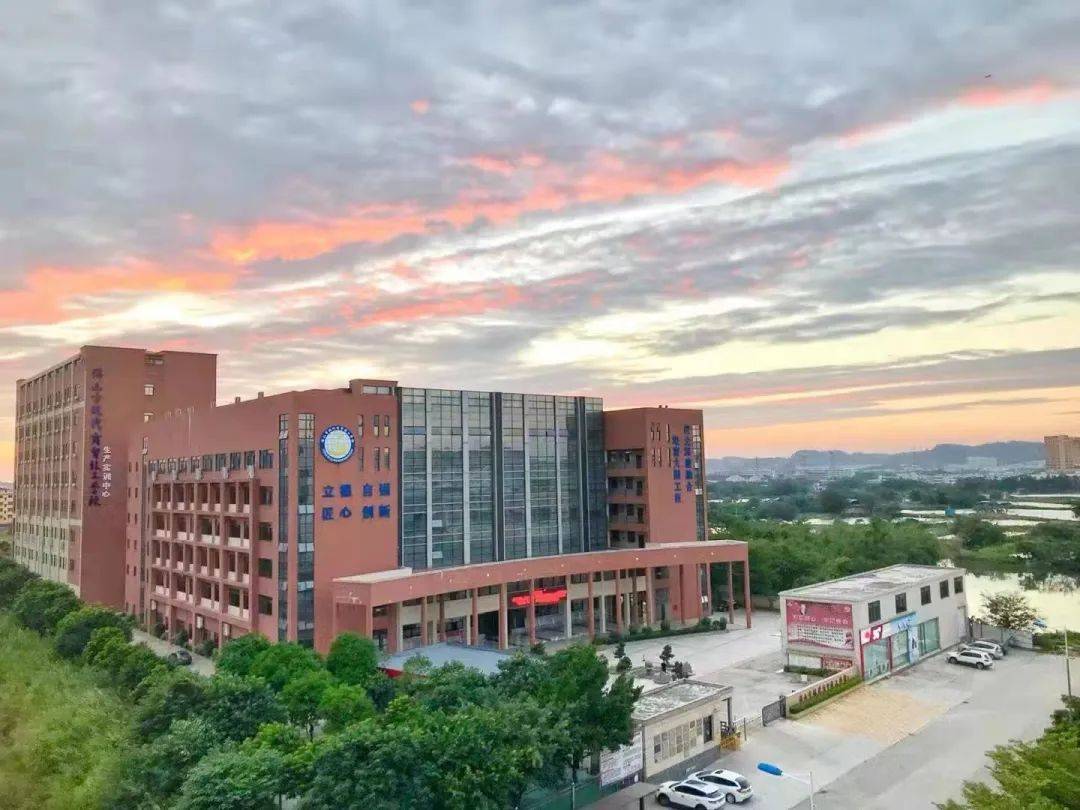 佛山学化妆学校_形象设计专业_佛山市现代商贸技工学校