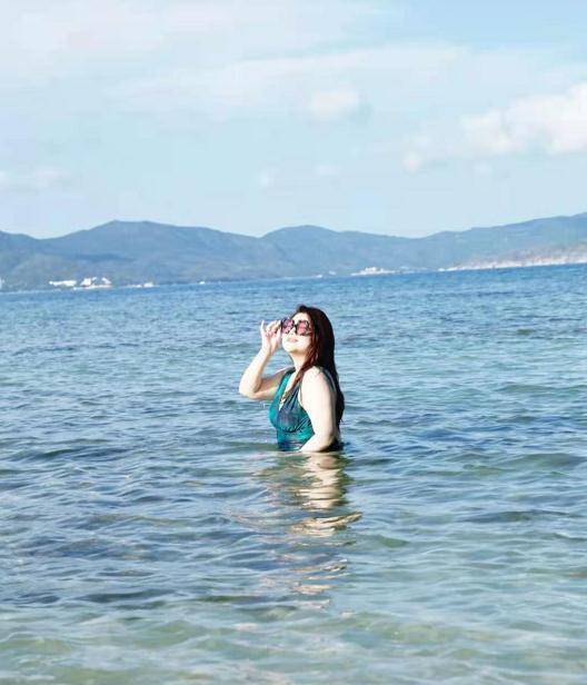 杨天真晒泳装照自信秀身材,s曲线超抢镜_工作日_海里_太阳眼镜