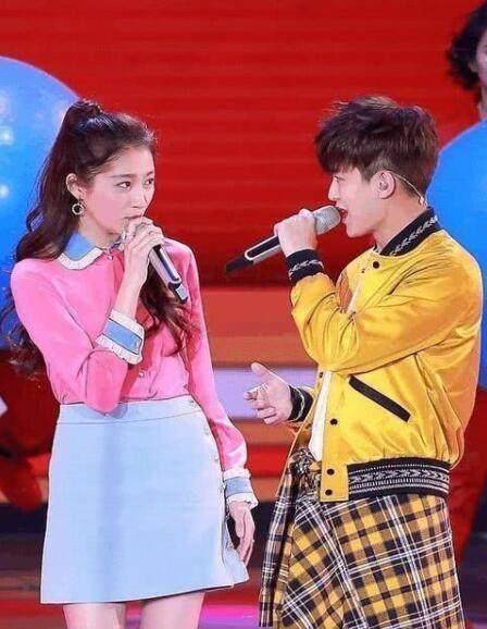 继张杰得两女后,又有男星有子,一个晒脚丫一个晒小手_张杰添_谢娜