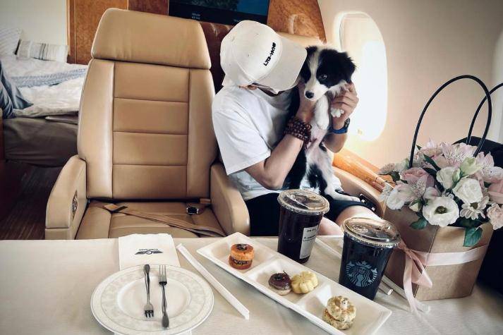 黄子韬私人飞机上吃大餐抱狗,高调晒照,却没被说刻意"炫富"