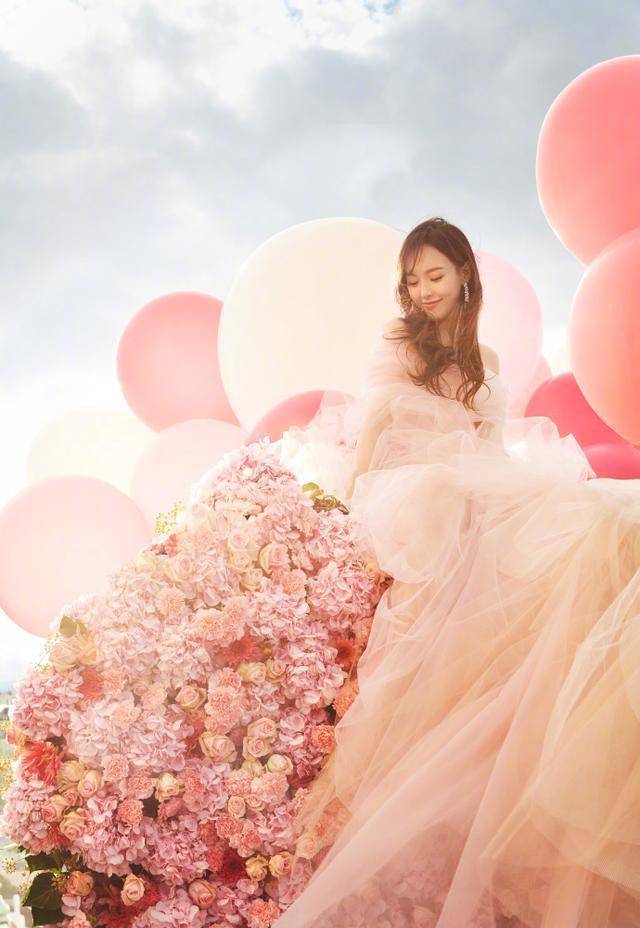 "好甜"……话说,87后的小花里还差赵丽颖的婚纱照,但是已经官宣,相比