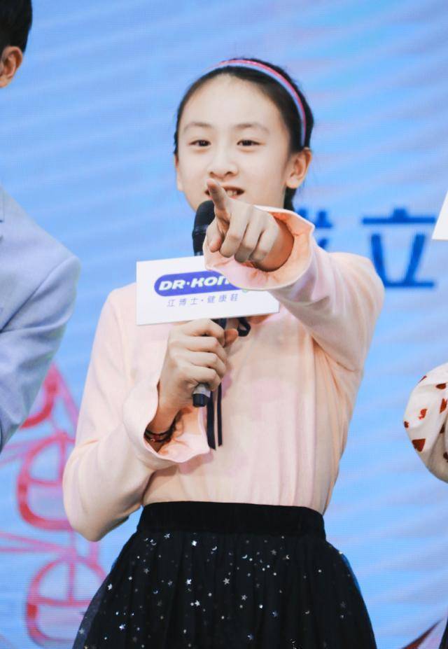 森碟素颜被赞,穿运动鞋11岁腿长赶超170妈_穿着_田亮_上衣