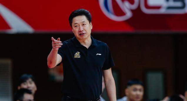 李春江赛后怒气冲冲向技术台抗议,你怎么看?_比赛_球员_犯规