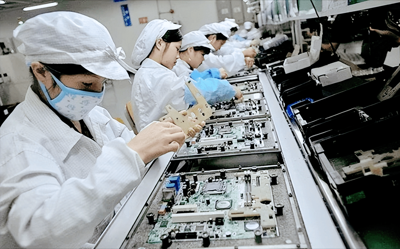 富士康在中国的工厂一度被曝出存在严重的劳工问题,包括长时间工作,低