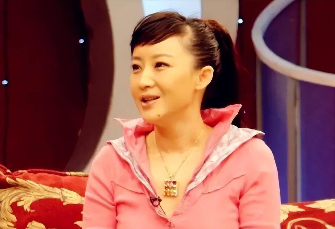 面对这一现状,夫妻两人采用冷战的方式解决,买红妹每天陪着孩子上下学