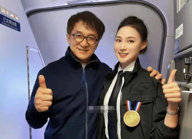 金城武被批表里不一,前脚给空姐签完名,后脚就向乘务长投诉_亲笔签名