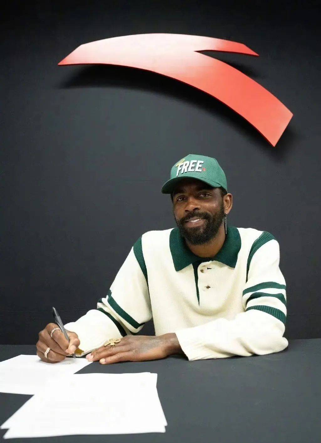 签下欧文作代言人终于哈,终于,安踏刚刚正式官宣:又担心会像当年拉文