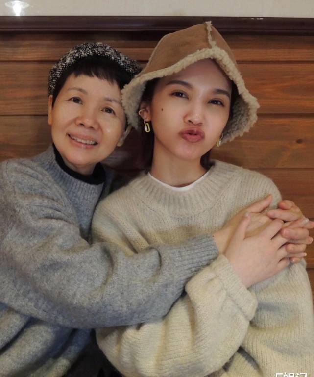 杨丞琳晒母女合影庆祝妈妈生日 大赞妈妈65岁依旧冻龄_照片_社交_娃娃