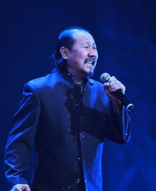 腾格尔年轻时多时髦?一头乌发,长得相当"鲜肉"_电视_感觉_的特点