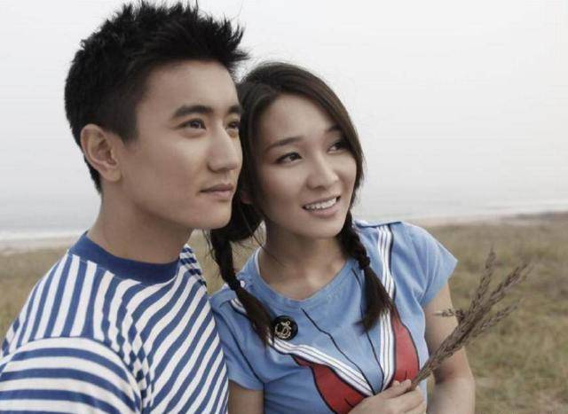 在张丰毅和于明加主演的抗战剧《雾都》里,叶静在该剧华丽大变身,他