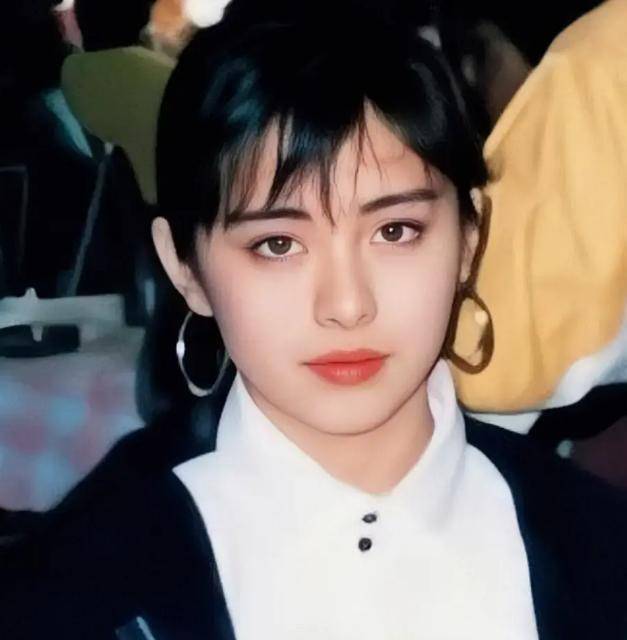 王祖贤从不修眉,素颜出镜美若天仙!