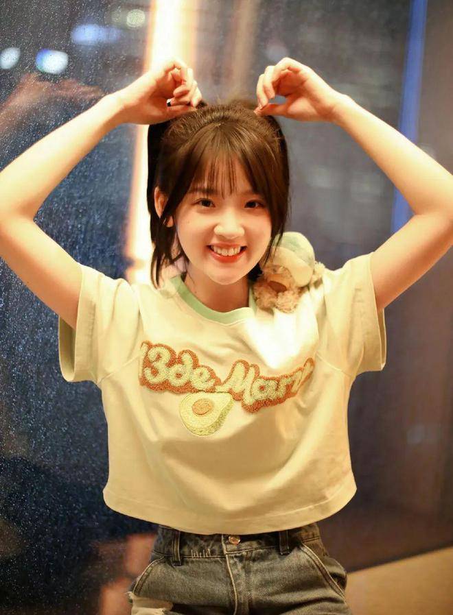 张淼怡喜欢用带有设计感的服饰来展现她独特的个人风格,有时候一件t恤