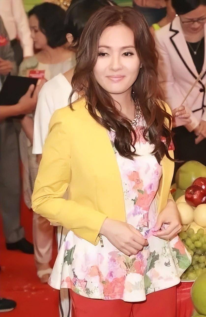 55岁李丽珍虽然老了点,但穿衣还是挺大胆,真实身材在60后中少见_时尚