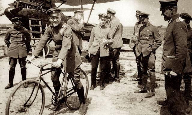 一战德国空军头号王牌,击落80架飞机,席卷战场的红男爵_里希特霍芬