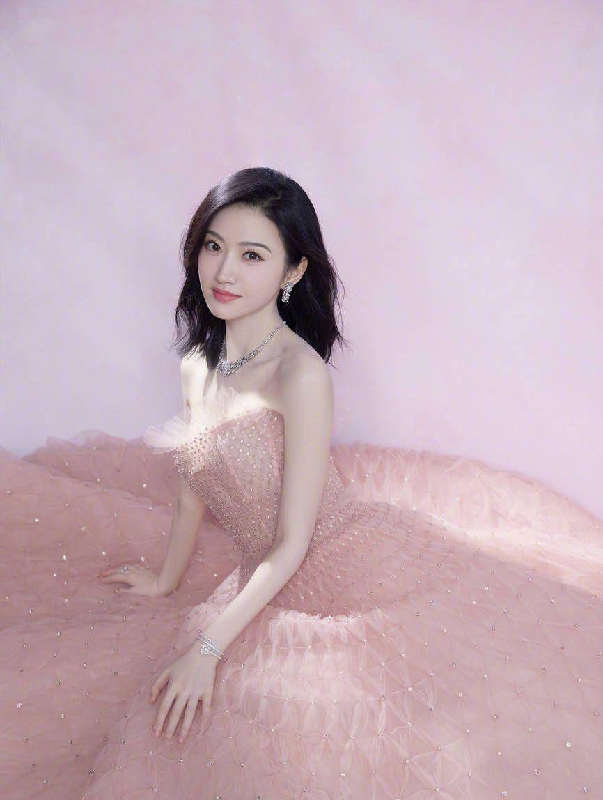 景甜选择的这件漂亮的粉色长裙,完美的凸显了她白皙的肤色,给人一种