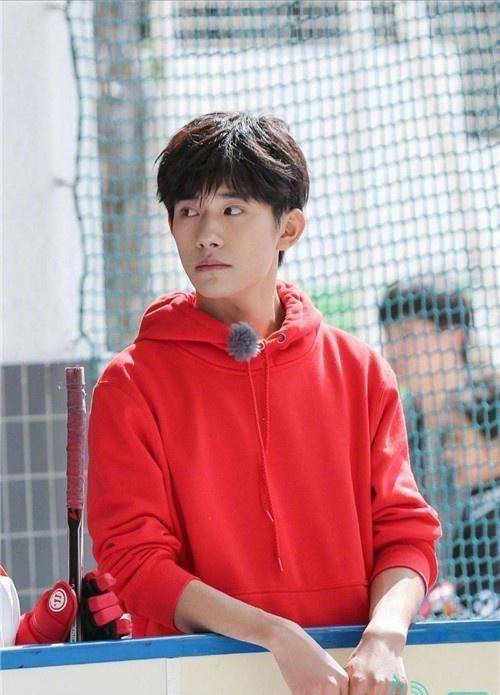 易烊千玺更新打篮球日常,元气少年超帅气