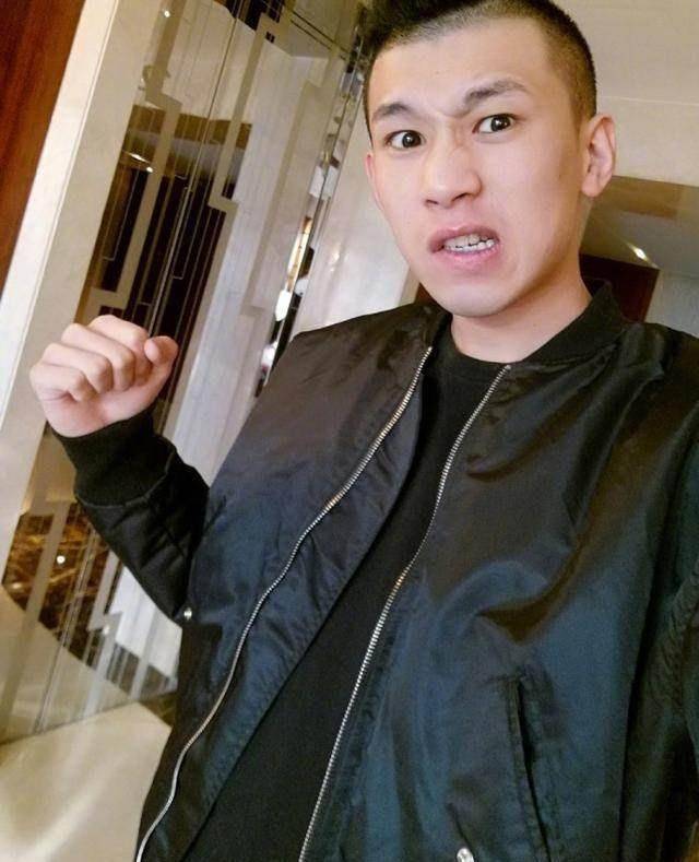 两人还用了情侣头像,看样子球球好事将近了,如今天佑也进了赵本山的