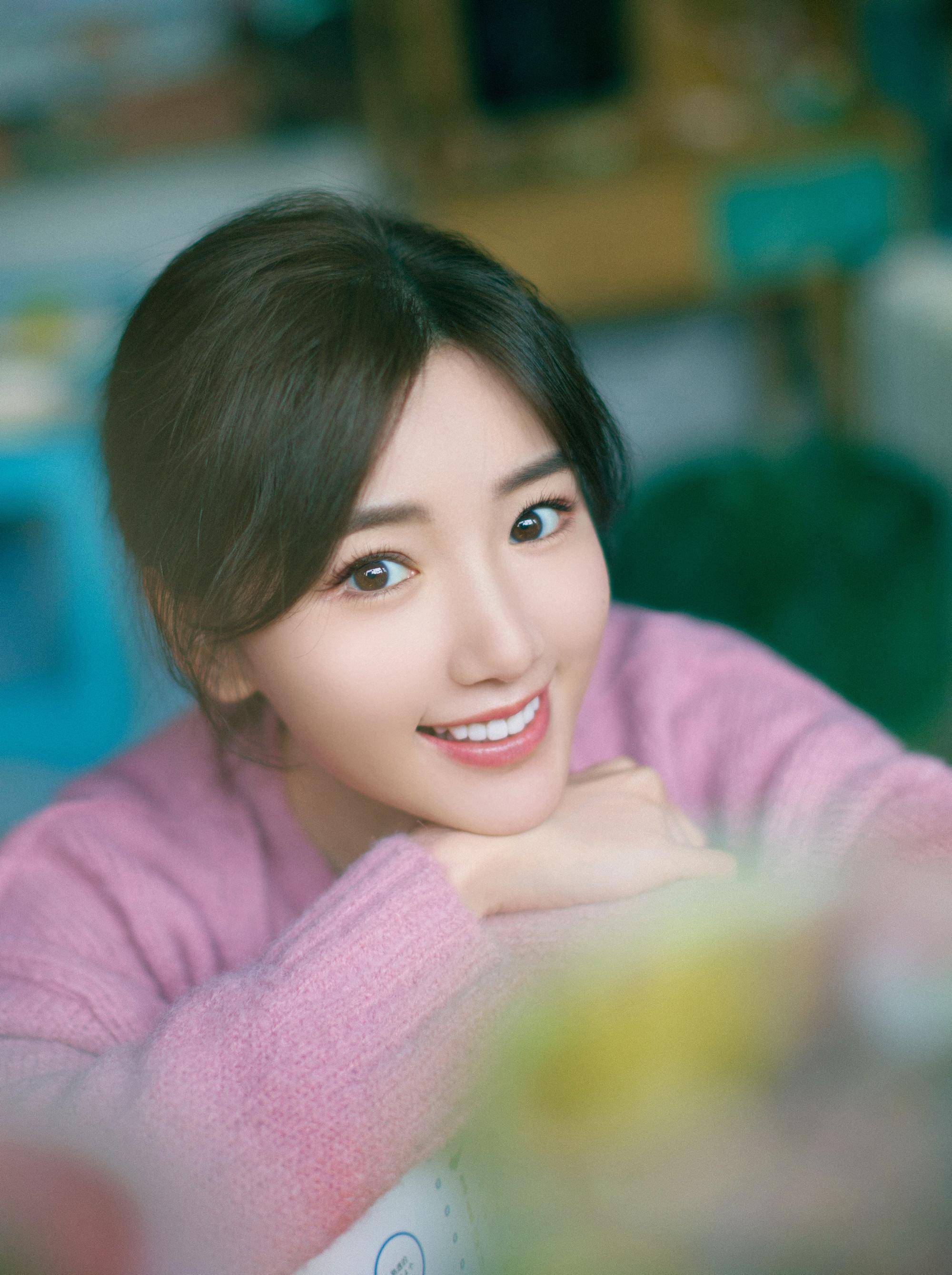 毛晓彤家的美照,粉色的少女装,满满的甜美少女气息_感觉_演技_表演