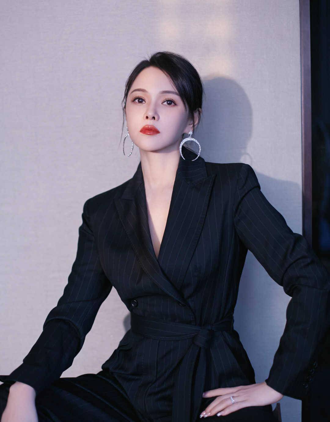 伊能静真厉害,穿连体西装裤配低马尾高级精致,52岁像25岁_身材_色彩