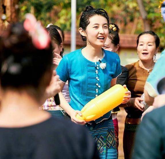 张子枫身高1米6,当她穿上傣族服装和谭松韵同框,差距一目了然_因为