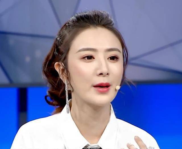选秀夺冠成为歌手艺人,然后是开网店当老板自己做淘女郎
