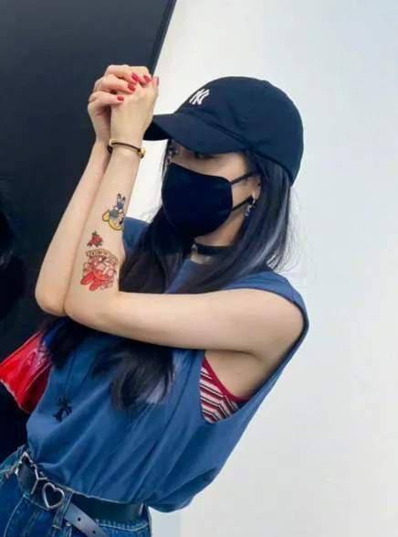 杨幂模仿画展手势九宫格,纹身贴极为抢眼,满满的少女感扑面而来_顶流