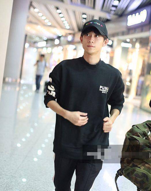 就好像这一次张一山现身上海机场,只带了一顶帽子,然后几乎是纯素颜