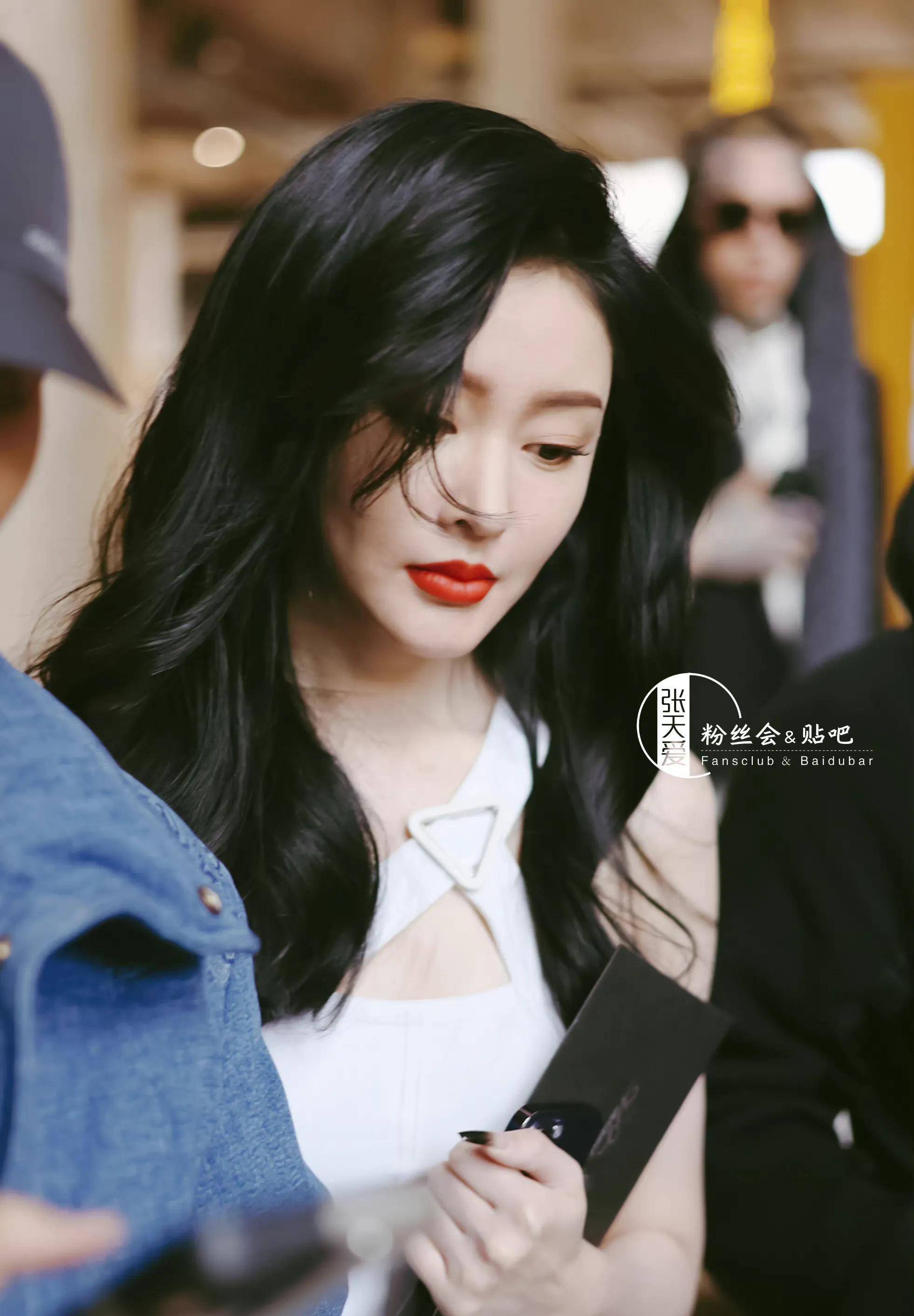 张天爱的巴黎白裙看起来好甜美,大波浪发优雅大气,迷人又时尚_红心