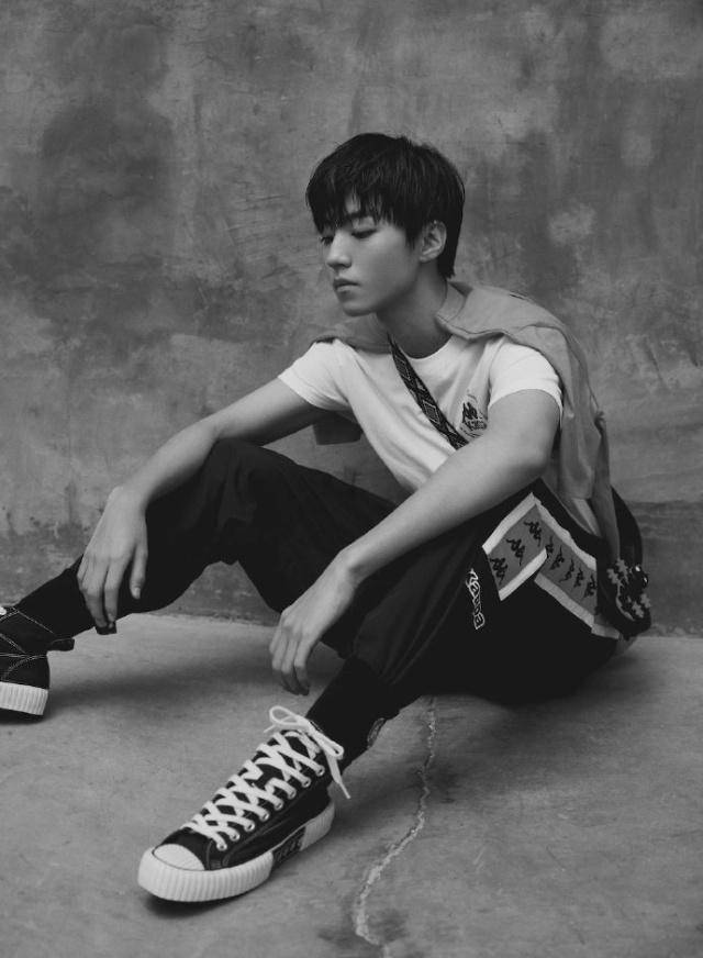 夏日马卡龙少年,王俊凯太a了,锁骨比大长腿还要抢镜!_照片_黑色_杂志